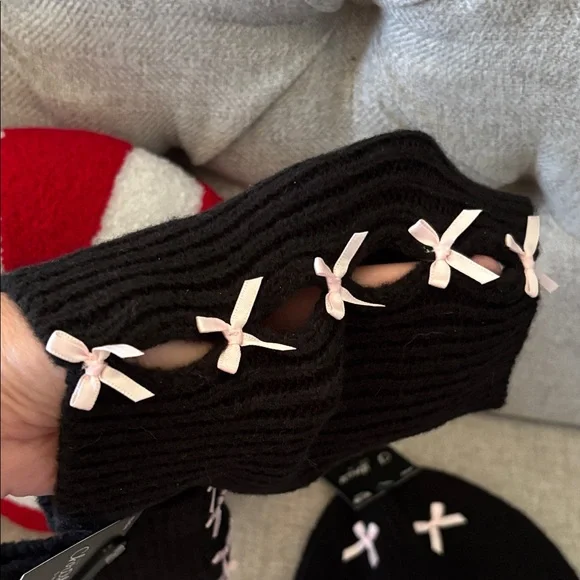 Black Beanie and Glove Set with Pink Bows - Picture 6 of 7